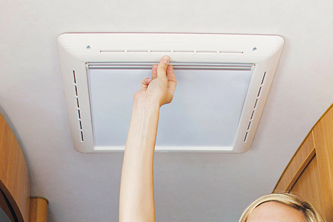 Fiamma Rollo Vent Kit 40 - Blinds For Fiamma Rooflights - Image 2