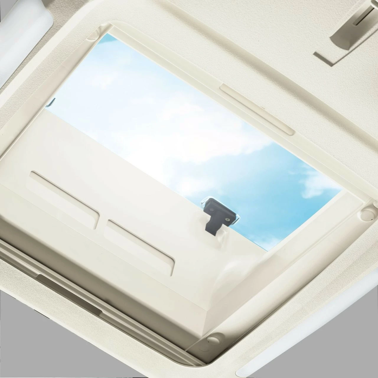 Dometic Freshlight 2200 Caravan Motorhome Air Conditioner - Image 2